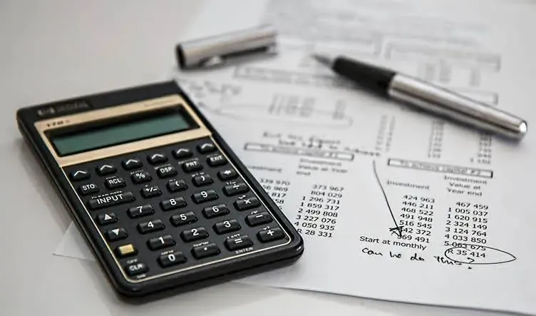 black-calculator-near.webp